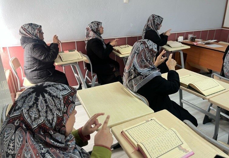 İşitme ve görme engellilerin Kur’an-ı Kerim sevgisi Kütahya’nın Tavşanlı ilçesinde, Yunus Emre Kur’an Kursu’nda görme ve işitme