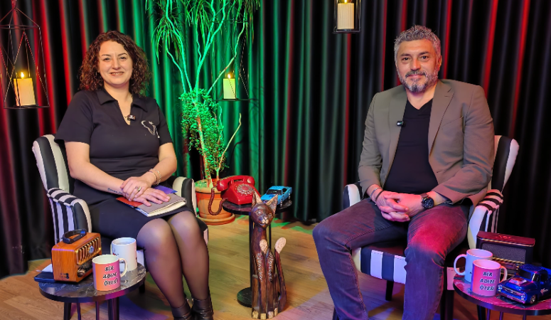 Afyonşehir Stüdyoları’nda, Nergiz Kılıç Savrık’ın sunumuyla ekrana gelen Bir Adım