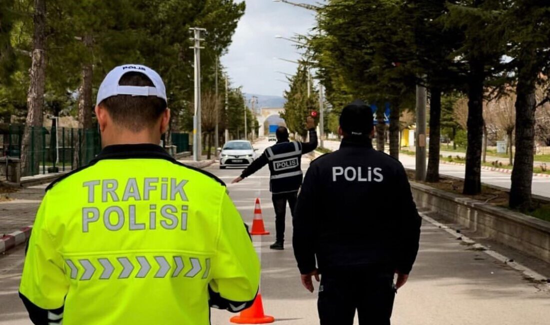 Isparta’da 1 haftada 40 aranan şahıs yakalandı, 2 bin 800 sürücüye ceza kesildi Isparta’da son 1 haftada yapılan denetimlerde 40 aranan kişi yakalandı,