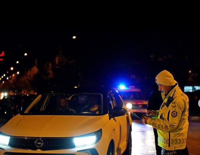 Isparta’da asayiş ve trafik denetimi: 21 sürücüye ceza Isparta İl Emniyet Müdürlüğü ekipleri tarafından 1 buçuk saatte gerçekleştirilen