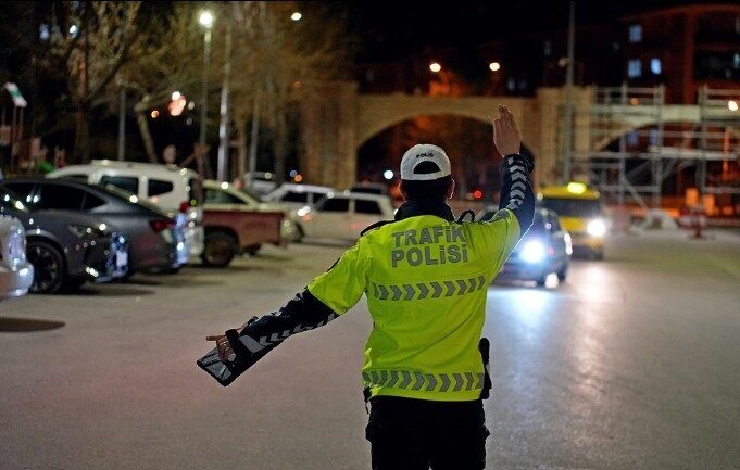 Isparta’da asayiş ve trafik denetiminde 7 araç sürücüsüne ceza Isparta’da polis ekiplerince 6 farklı noktada yapılan denetimlerde 241 şahıs