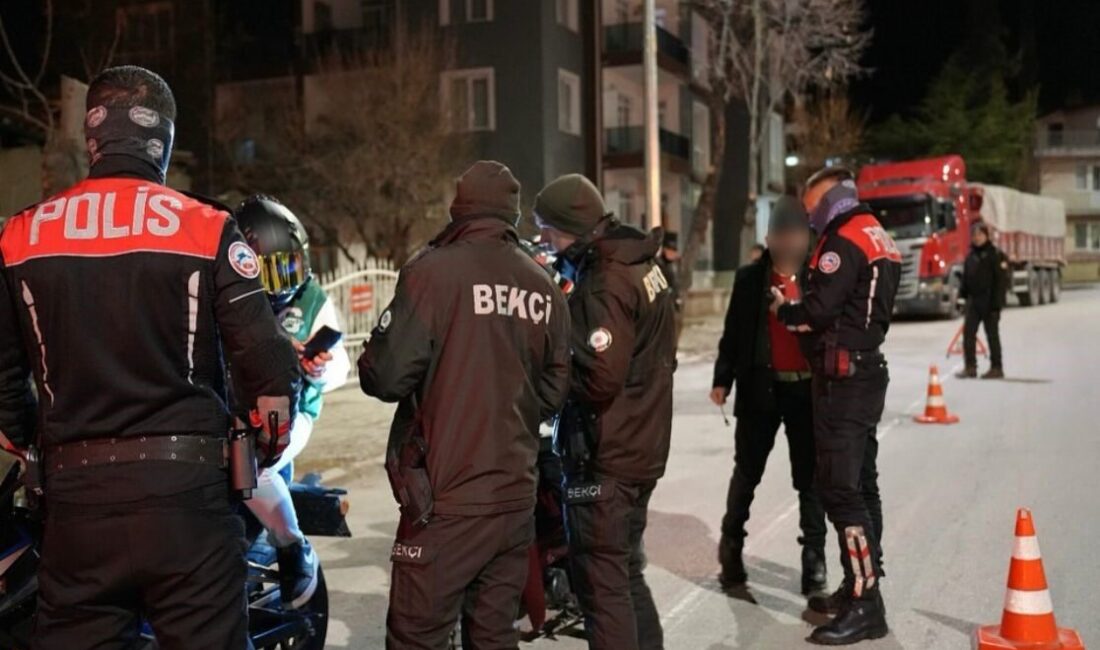 Isparta’da bir haftada 41 aranan şahıs yakalandı, 2 bini aşkın sürücüye para cezası kesildi Isparta’da son bir haftada polis sorumluluk bölgesinde yapılan uygulamalarda 38