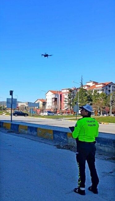Isparta’da dron destekli trafik denetiminde 9 araca ceza Isparta’da 2 saatlik denetimde kırmızı ışık ihlali yapan 8 araç