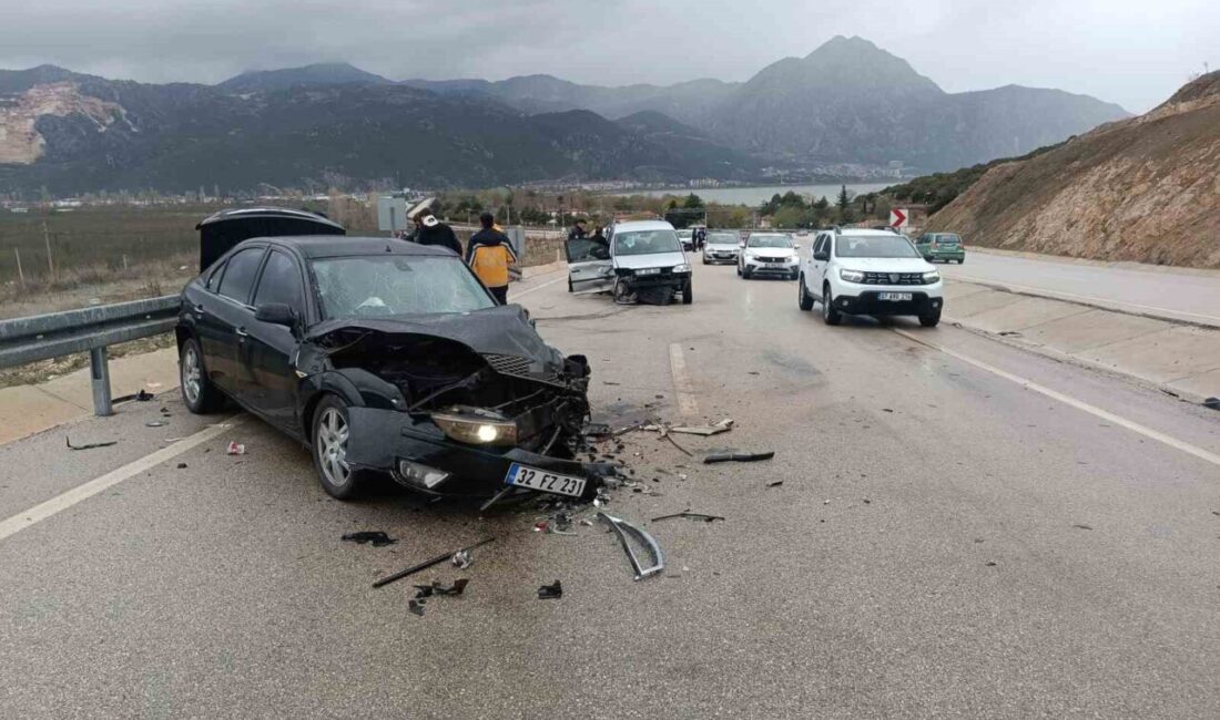 Isparta’nın Eğirdir ilçesinde yağmur nedeniyle kayganlaşan yolda iki aracın kafa