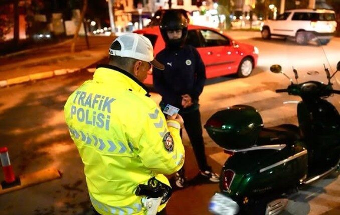 Isparta’da kurallara uymadığı tespit edilen 12 araç sürücüsüne ceza Isparta İl Emniyet Müdürlüğü ekipleri, 23 Nisan akşamı 6 farklı