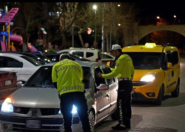 Isparta’da kurallara uymayan 20 araç sürücüsüne idari para cezası Isparta’da toplam 1 buçuk saatte yapılan asayiş ve trafik uygulamasında