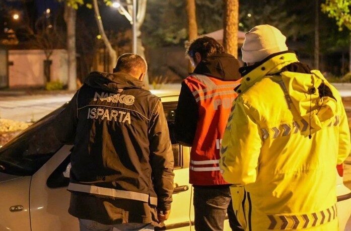 Isparta’da kurallara uymayan 8 araç sürücüsüne idari para cezası Isparta İl Emniyet Müdürlüğü’nce gerçekleştirilen asayiş ve trafik uygulamalarında 8