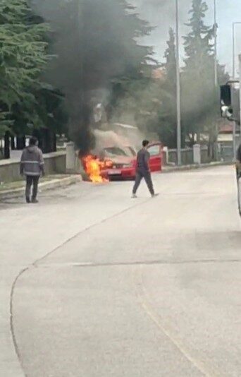 Isparta’da seyir halindeki otomobil aniden alev aldı Isparta’da seyir halindeyken motor kısmından dumanlar yükselen otomobil alev aldı.
