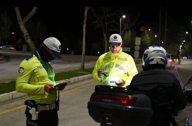 Isparta’da Trafik ve Asayiş Uygulamasında 11 araca cezai işlem uygulandı Isparta İl Emniyet Müdürlüğü ekiplerince gerçekleştirilen trafik ve asayiş uygulamasında