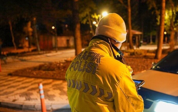 Isparta’da trafik ve asayiş uygulamasında 14 sürücüye ceza kesildi Isparta’da 187 kişi ile 147 araç ve sürücüsü denetlendi. Kusurlu