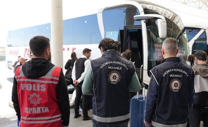 Emniyet Genel Müdürlüğü koordinesinde Isparta’da düzenlenen huzur uygulamasında 2 binin