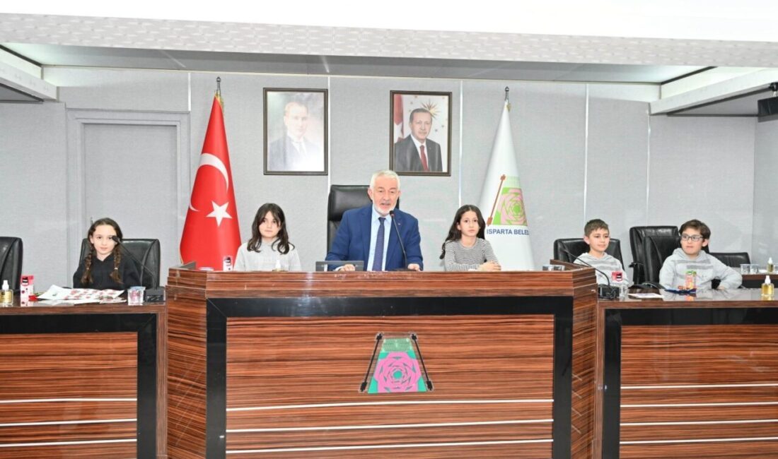 Isparta Belediyesi Meclis Salonu’nda gerçekleştirilen etkinlikte öğrenciler, Hayat Bilgisi dersi