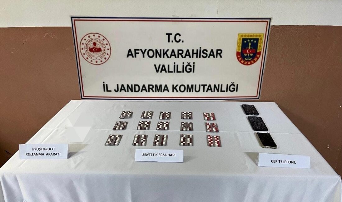 Jandarma 208 adet uyuşturucu hap ele geçirdi Afyonkarahisar’da jandarma ekipleri düzenledikleri operasyonda 208 adet Uyuşturucu hap ele