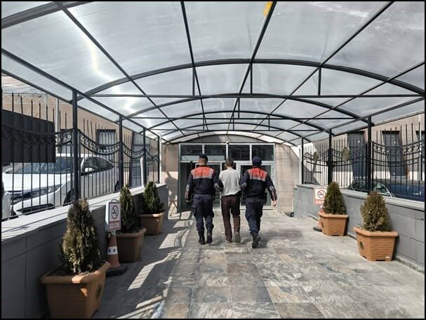 Jandarma inşaattan hırsızlık yapan şahıslar Afyonkarahisar’da yakalandı Eskişehir’de inşaattan hırsızlık yapan şüpheli jandarma tarafından Afyonkarahisar’da yakalanırken, çalınan