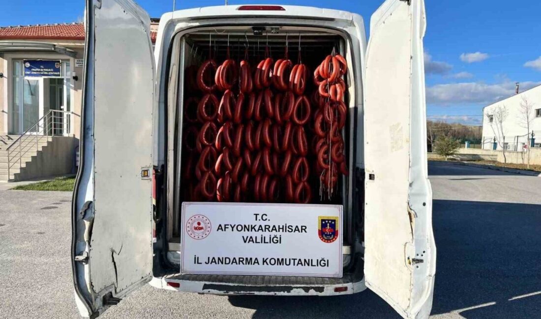 Jandarma yaklaşık 3 ton içeriği değiştirilmiş ve insan sağlığına zararlı sucuk ele geçirdi Afyonkarahisar’da jandarma ekipleri durdurdukları bir kamyonette yaklaşık 3 ton içeriği