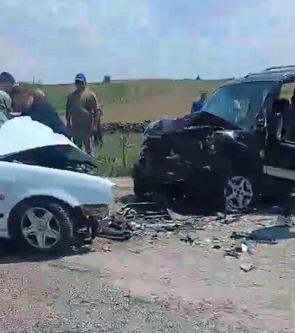 Eskişehir’de bir kavşakta 2 otomobilin çarpışması sonucu meydana gelen trafik