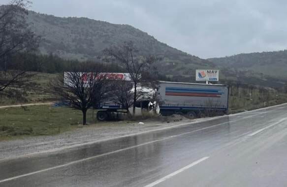 Kayarak kontrolden çıkan tırın sürücüsü yaralandı Afyonkarahisar’da yağmur nedeniyle kayarak yoldan çıkan tır şarampole girerek durabilirken,