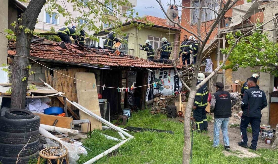 Kaynak makinesinden çıkan kıvılcım odunluğu yaktı Isparta’da kaynak makinesinin çalışması sırasında sıçrayan kıvılcımlar yan taraftaki odunluğu