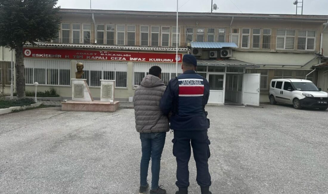 Eskişehir’de bir ikametten hırsızlık yapan şahıs, tarlada sulama motorundan akaryakıt