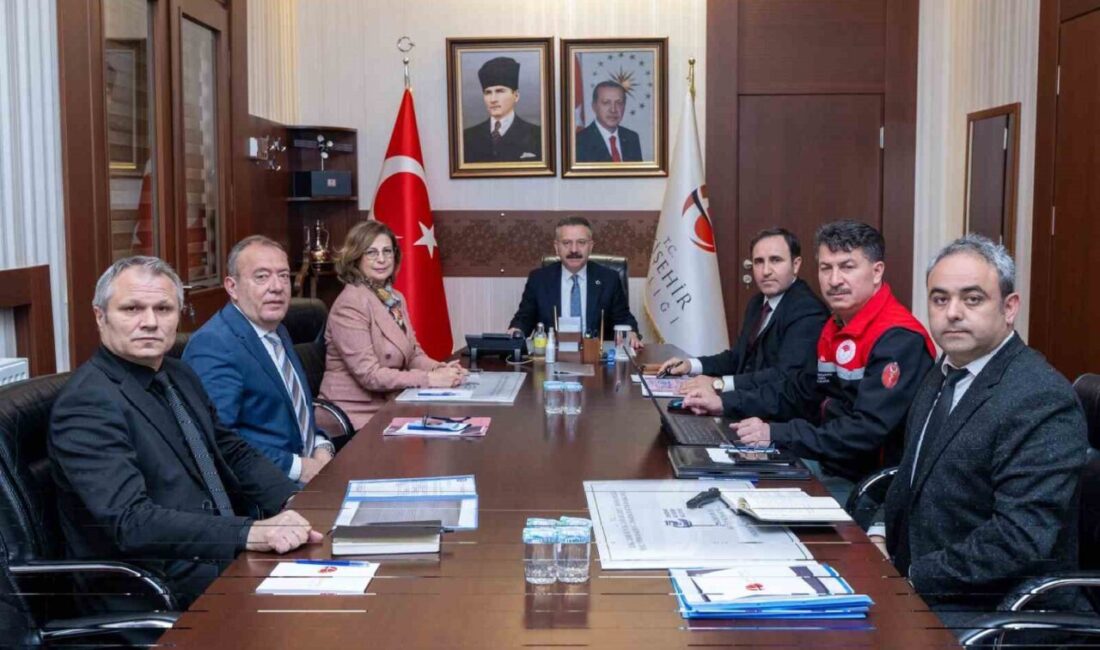 ’Kuşak Yollar Projesi’ ile ilgili değerlendirme toplantısı düzenlendi Eskişehir Valisi Hüseyin Aksoy, şehir içi ve şehirler arası ulaşımda