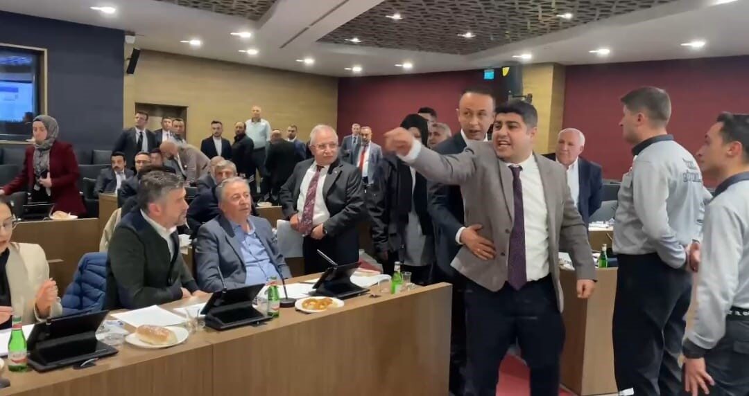 Kütahya Belediye Meclisi’nde gerilim Kütahya Belediye Meclis Toplantısı’nda, AK Parti ve MHP’li üyeler ile