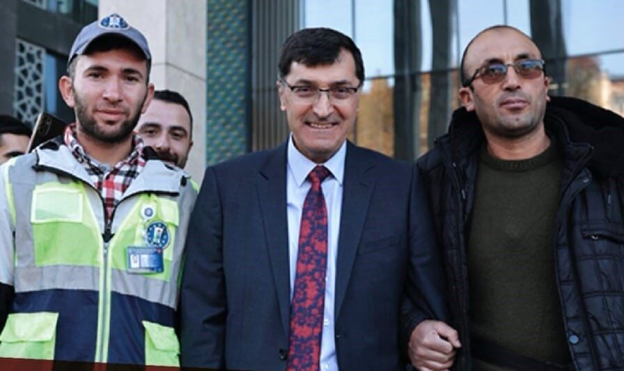 Kütahya Belediyesi’nden emekli personele 54 milyon TL kıdem tazminatı ödemesi Kütahya Belediye Başkanı Eyüp Kahveci, son günlerde kamuoyunda tartışma konusu