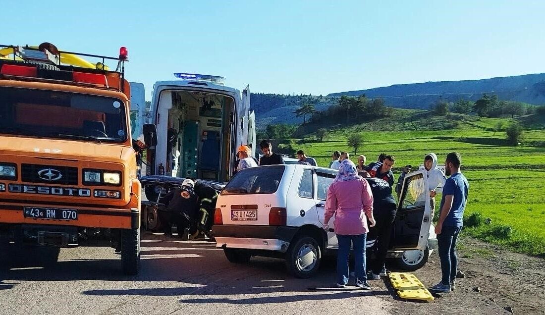 Kütahya Domaniç-Tavşanlı karayolunda trafik kazası: 3 yaralı Kütahya’nın Domaniç-Tavşanlı karayolunda iki aracın çarpışması sonucu meydana gelen trafik