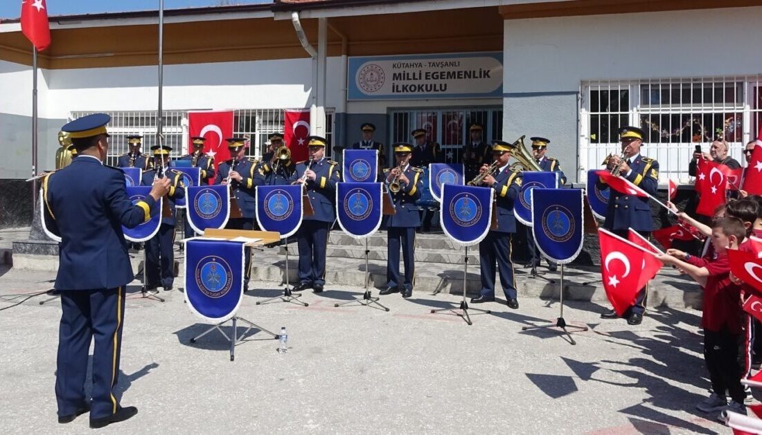 Kütahya Hava Eğitim Komutanlığı Bandosu’ndan Tavşanlı’da 23 Nisan coşkusu Kütahya Hava Eğitim Komutanlığı bandosu, 23 Nisan Ulusal Egemenlik ve