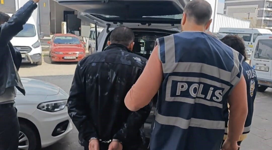 Kütahya’da 54 yıl kesinleşmiş hapis cezası bulunan firari yakalandı Kütahya’da 54 yıl kesinleşmiş hapis cezası bulunan firari şahıs yakalandı.