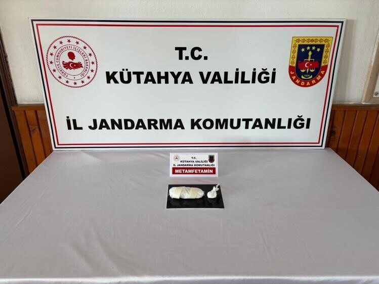 Kütahya’da aracında uyuşturucu bulunan şahıs tutuklandı Kütahya’da aracında uyuşturucu bulunan şüpheli, çıkarıldığı mahkemece tutuklanarak cezaevine gönderildi.