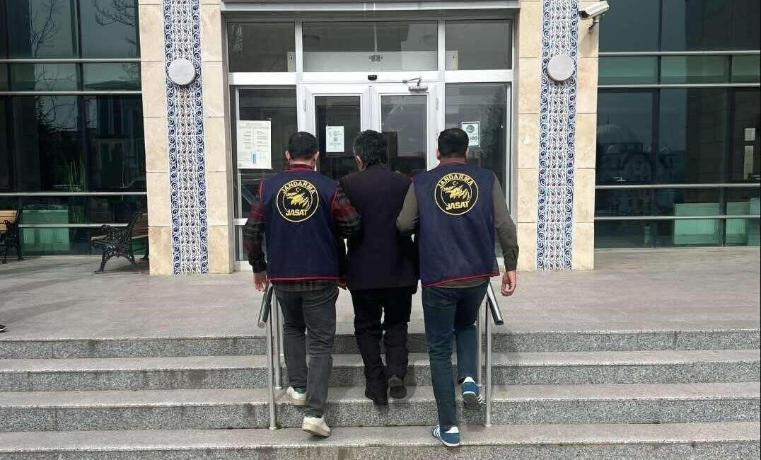 Kütahya’da aranan şahıslar JASAT’tan kaçamadı Kütahya’da çeşitli suçlardan aranan 88 şahıs, JASAT ekiplerinin titiz çalışması