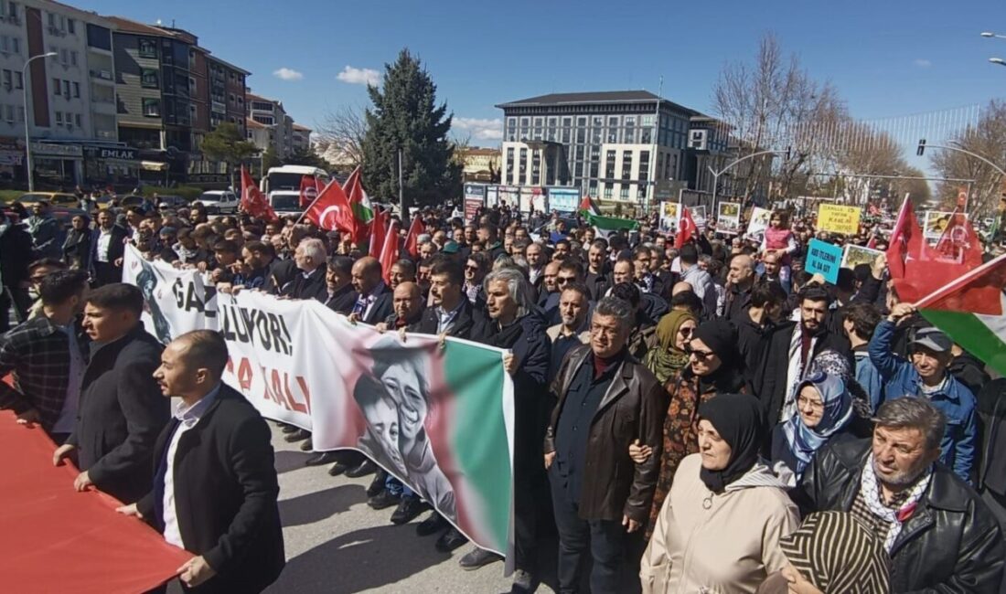 Kütahya’da binlerce kişi İsrail’i protesto etti Kütahya’da, İsrail’in Gazze’ye yönelik saldırılarına karşı geniş katılımlı bir protesto