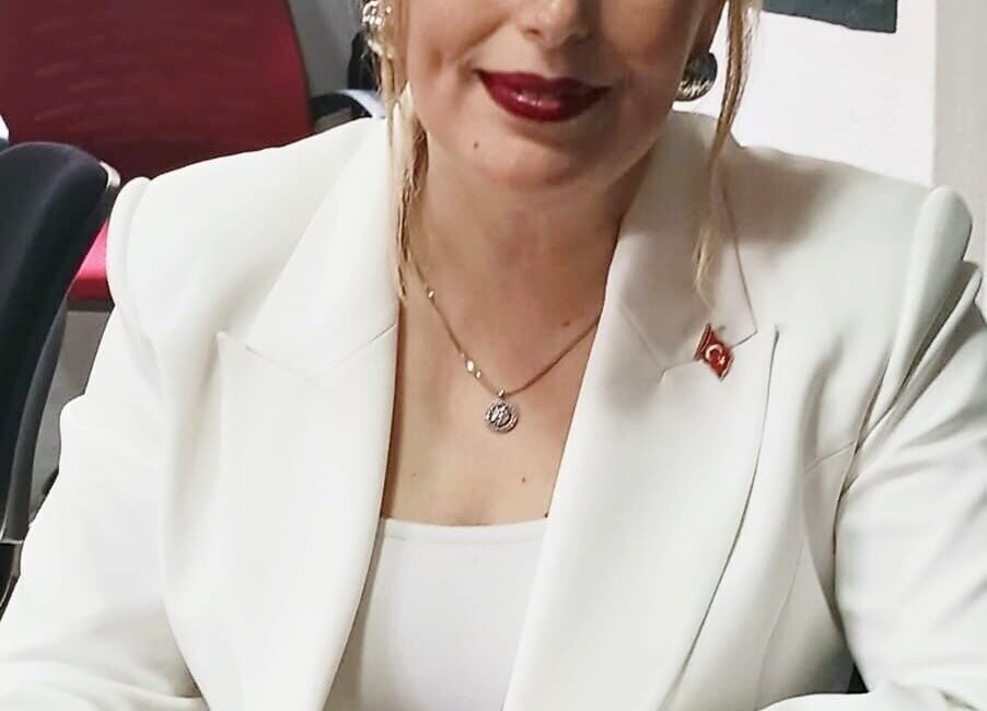 Kütahya’da edebiyat öğretmeni Nuray Doğan’ın “Bana Emanet” isimli şiir kitabı yayınlandı Kütahya’da Türk Dili ve Edebiyatı öğretmeni olarak görev yapan Nuray