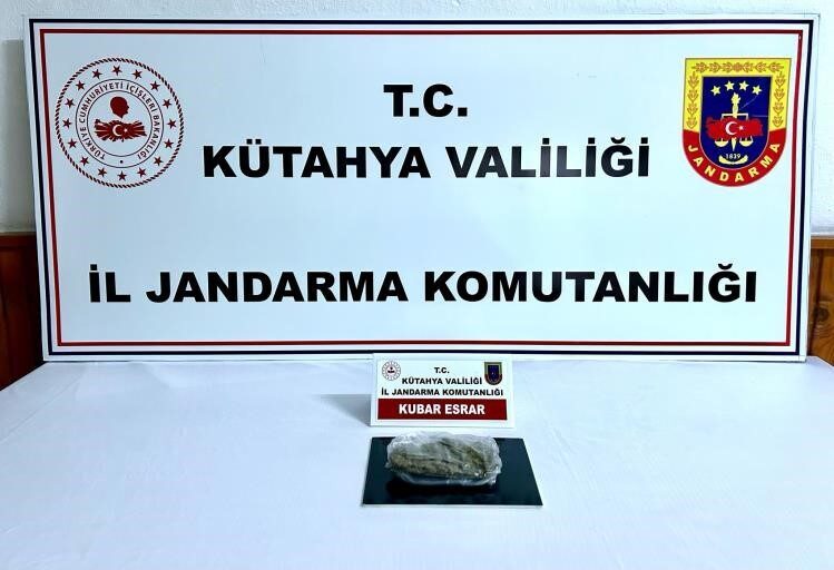 Kütahya’da jandarmadan uyuşturucu operasyonu: 2 gözaltı Kütahya’da jandarmanın gerçekleştirdiği uyuşturucu operasyonunda durdurulan bir araçta narkotik madde
