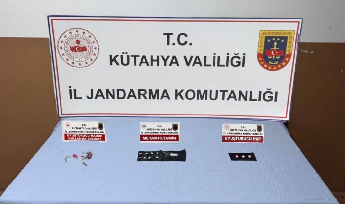 Kütahya’da jandarmadan uyuşturucu operasyonu: 3 gözaltı Kütahya İl Jandarma Komutanlığı ekiplerince Gediz ilçesinde düzenlenen operasyonunda bir