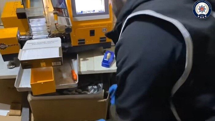 Kütahya’da kaçak makaron ve fişek ele geçirildi, 1 şüpheli tutuklandı Kütahya İl Emniyet Müdürlüğü Kaçakçılık ve Organize Suçlarla Mücadele (KOM)