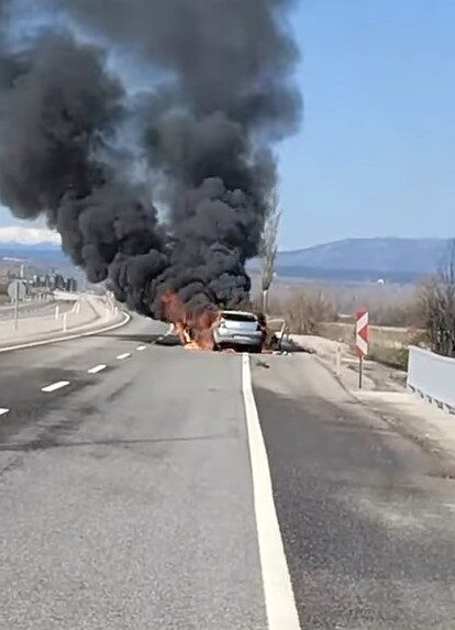 Kütahya’da seyir halindeki otomobil alev alev yandı Kütahya’nın Çavdarhisar ilçesi ile kent merkezi arasında bulunan kara yolunun