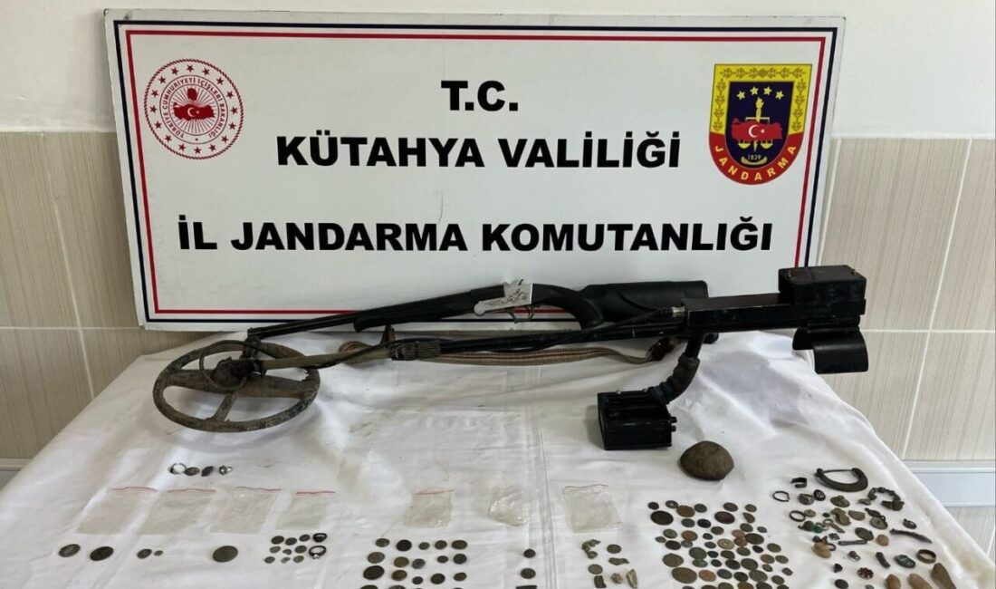 Kütahya’da tarihi eser operasyonu Kütahya’nın Simav ilçesinde jandarmanın gerçekleştirdiği operasyonda, bir şüphelinin evinde toplam