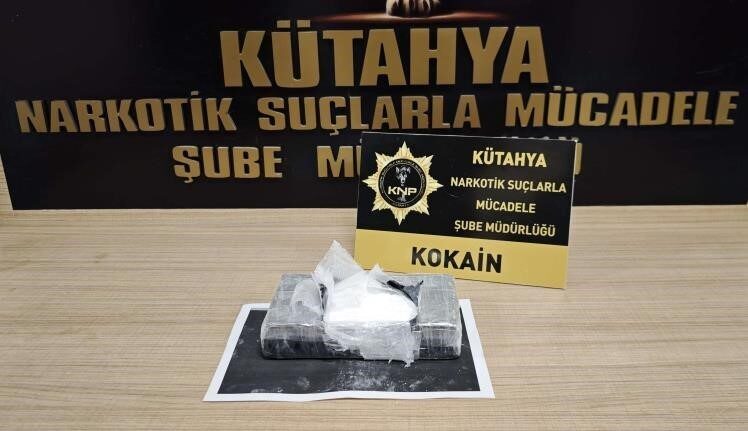 Kütahya’da uyuşturucuyla yakalanan şüpheli tutuklandı Kütahya’da polis ekiplerince uygulama noktasında üzerinde uyuşturucu madde ele geçirilen