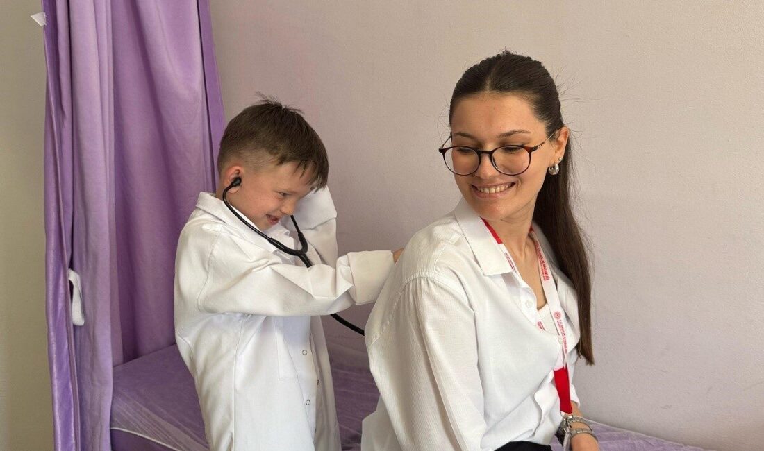 Minik Mert Ersoy’un hayali gerçek oldu Anaokulu öğrencisi Mert Ersoy, hayalini kurduğu mesleğinin başına geçerken, bir