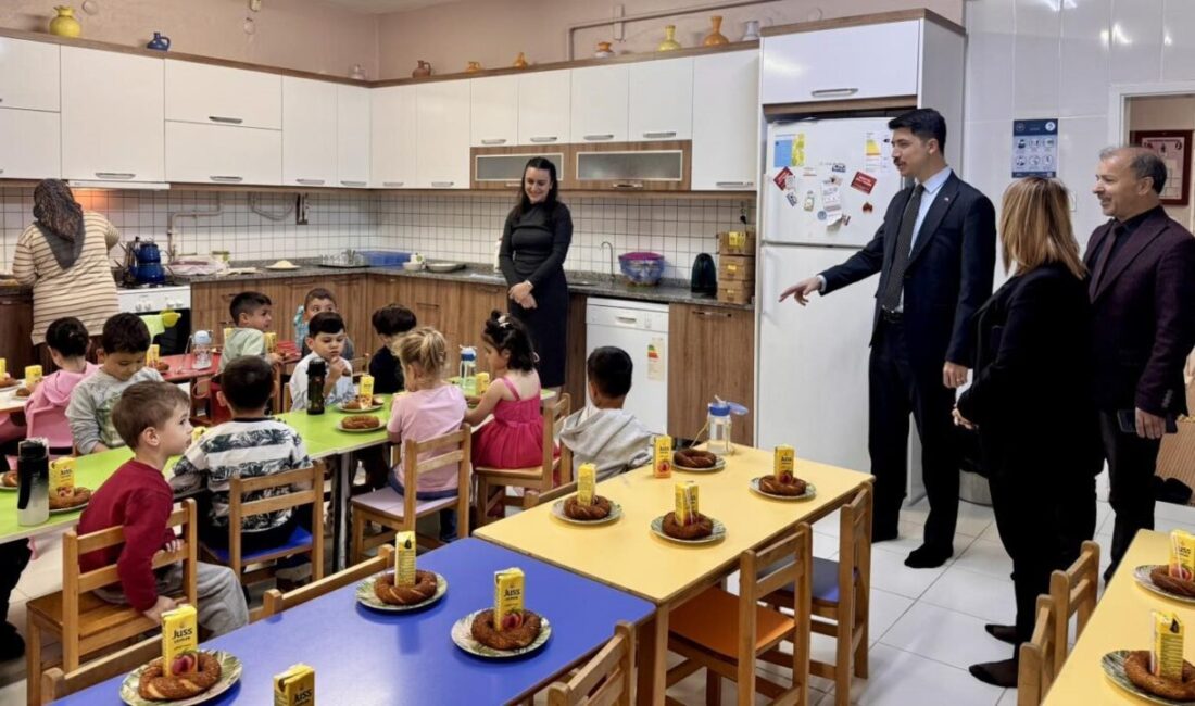 Minik yüreklerle büyük buluşma Pazaryeri Kaymakamı Ahmed Tayyib Kahraman ile Belediye Başkanı Zekiye Tekin,