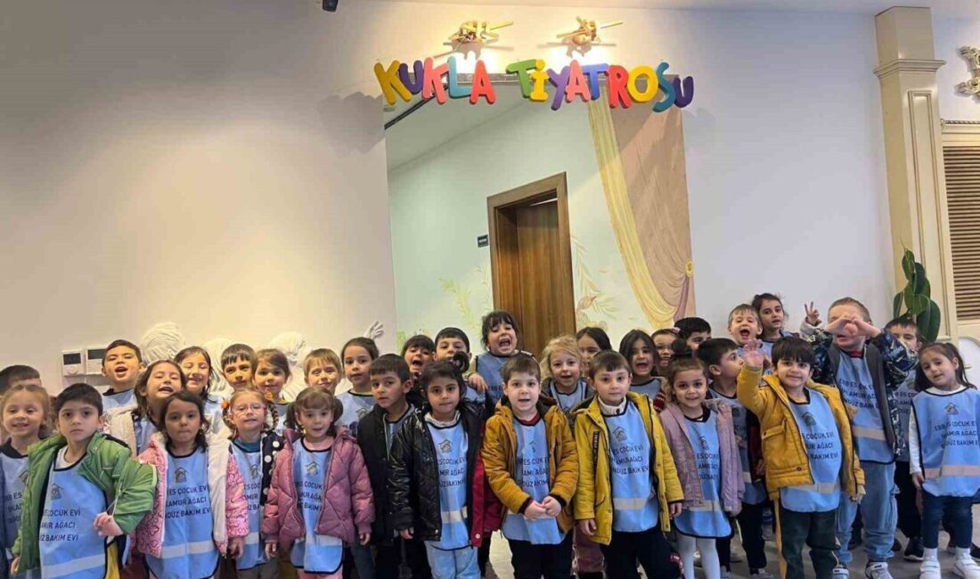 Minikler “Ben de uçabilirim” çocuk oyununda buluştu Eskişehir Büyükşehir Belediyesi Şehir Tiyatrolarının “Ben de Uçabilirim” oyunu minik
