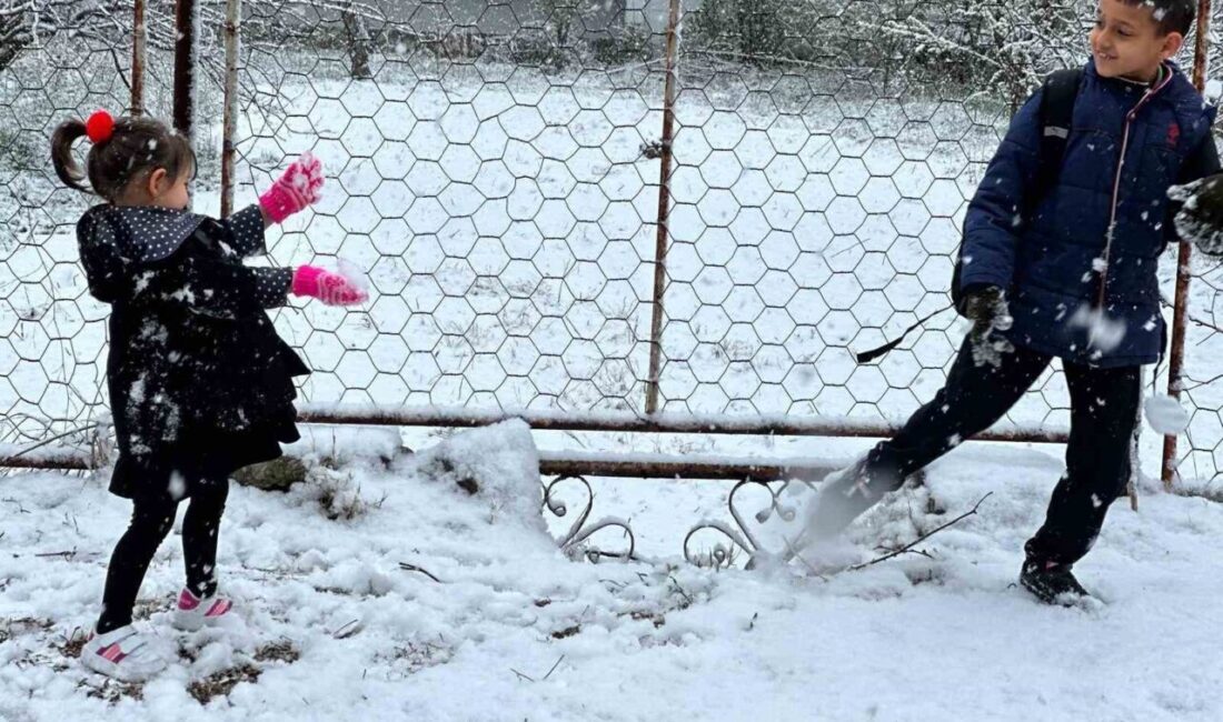 Minikler nisan ayında kar yağışının keyfini çıkardı Afyonkarahisar’da yağan kar yağışına en çok sevinenler çocuklar olurken, çocuklar