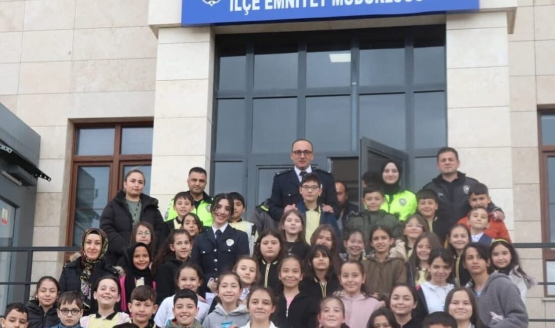 Minikler Polis Haftasını çiçeklerle kutladı Afyonkarahisar’ın Şuhut ilçesinde Atatürk İlkokulu ve Fatih Ortaokulu öğrencileri Türk