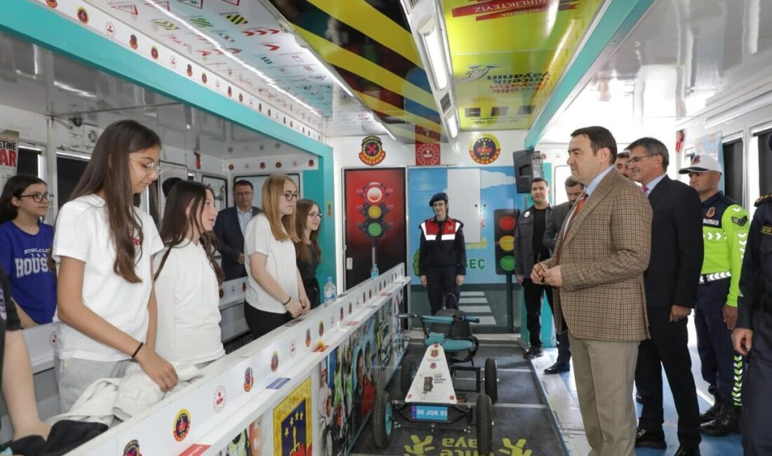 Mobil Trafik Eğitim Tırı Kütahya’da Kütahya Valisi Musa Işın, İçişleri Bakanlığı ile Milli Eğitim Bakanlığı