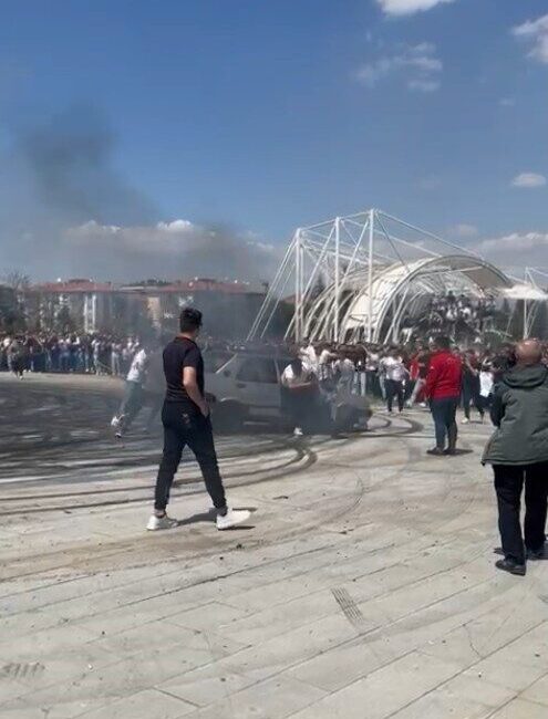 Modifiye festivalinde drift atan Tofaş alev aldı, sürücünün müdahalesiyle söndürüldü Isparta’da modifiye araç festivalinde drift atan Tofaş marka otomobil aniden