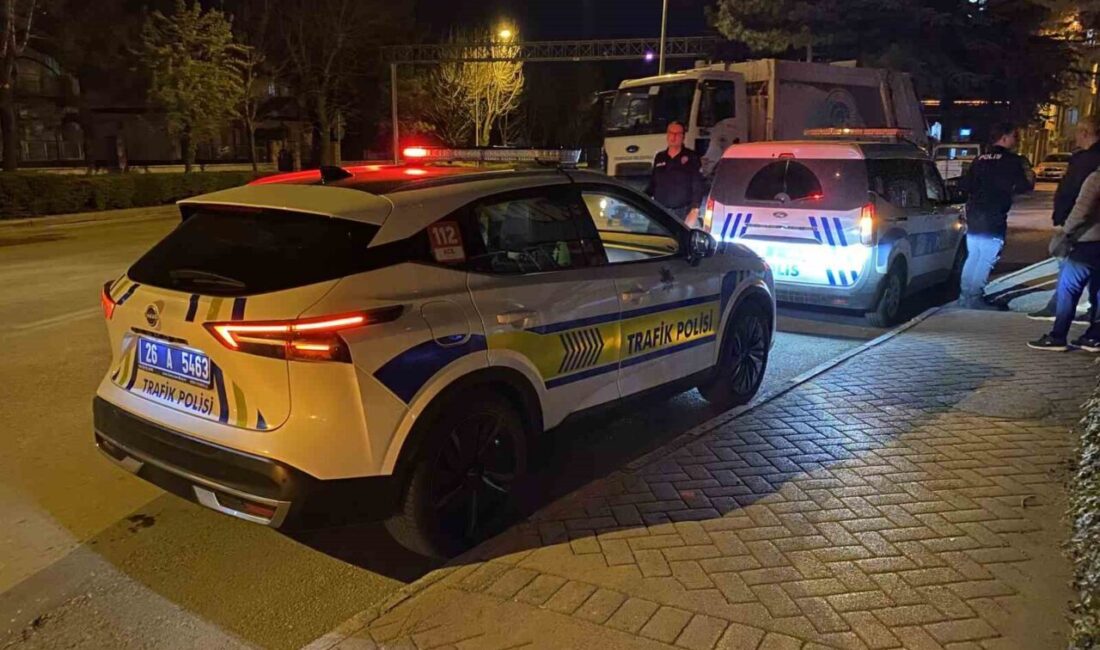 Eskişehir’de bir otomobilin çarptığı motosiklette yolcu olarak bulunan kadın yaralandı.