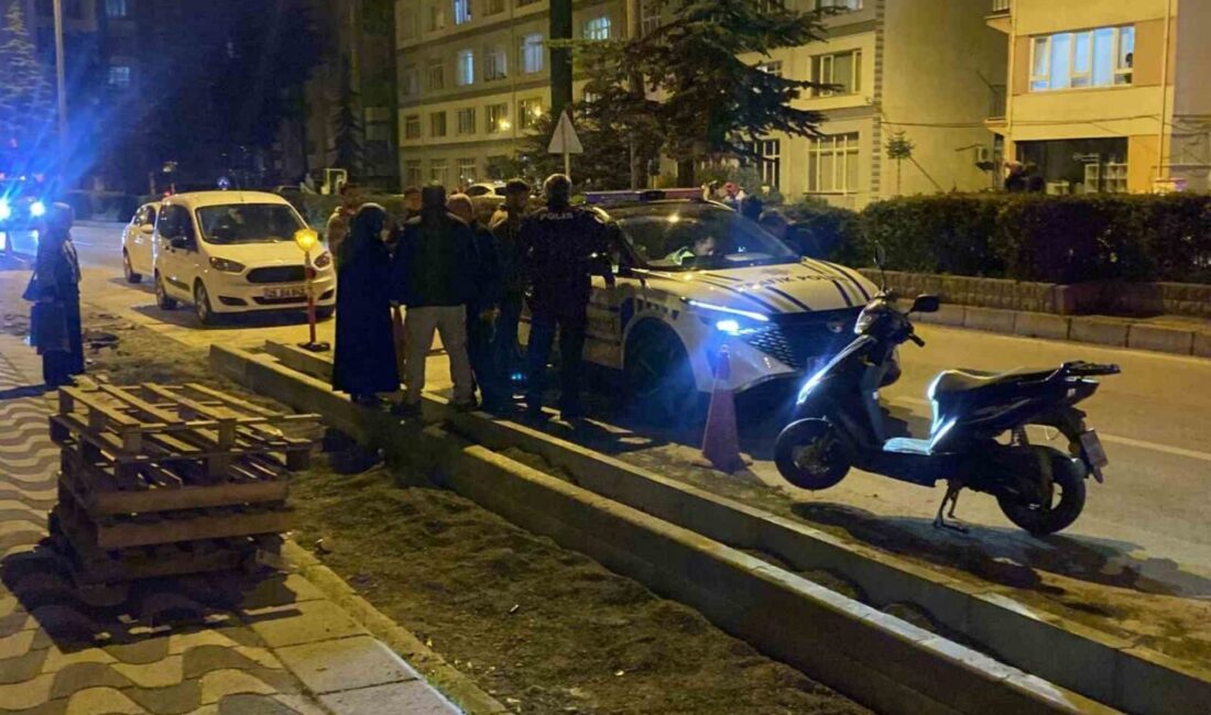 Motosikleti ile 2 aracın arasına girmeye çalışırken yaralandı Eskişehir’de motosikletiyle 2 aracın arasına girmeye çalışırken yere düşerek yaralanan
