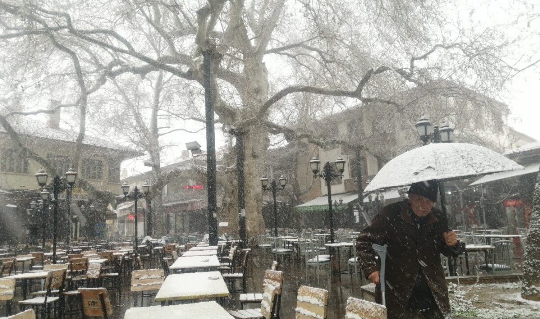 Isparta’nın Yalvaç ilçesinde Nisan ayında etkili olan kar yağışı, ilçeyi