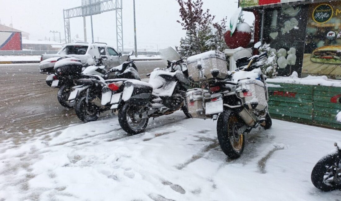 Nisan ayının ortasında tipi ve kar yağışı nedeniyle yolda kaldılar Eskişehir’den Antalya’nın Manavgat ilçesine gitmek üzere yola çıkan 12 motosikletli